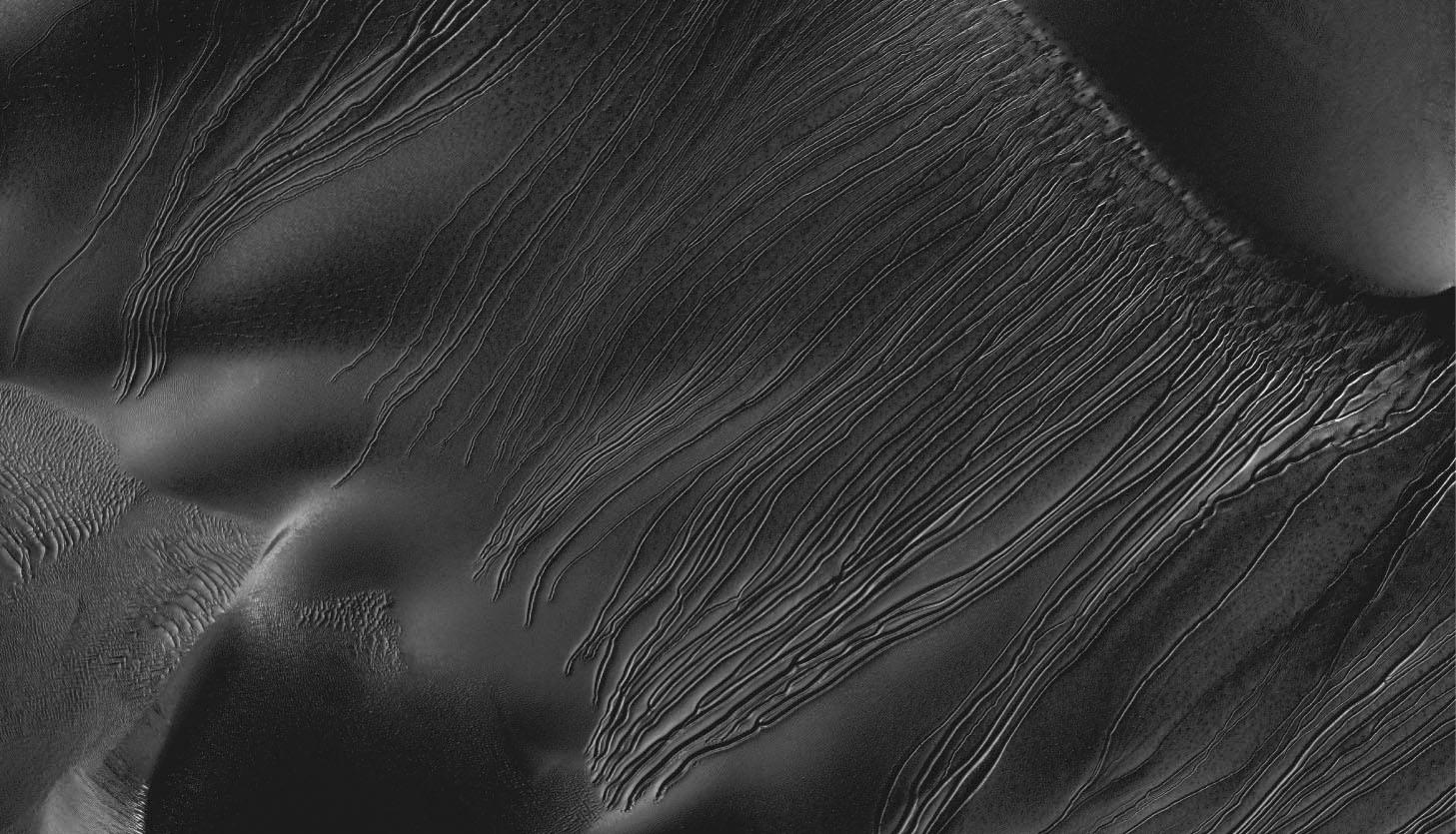 Some Mars Gullies May Be Carved by Dry Ice 'Sleds'